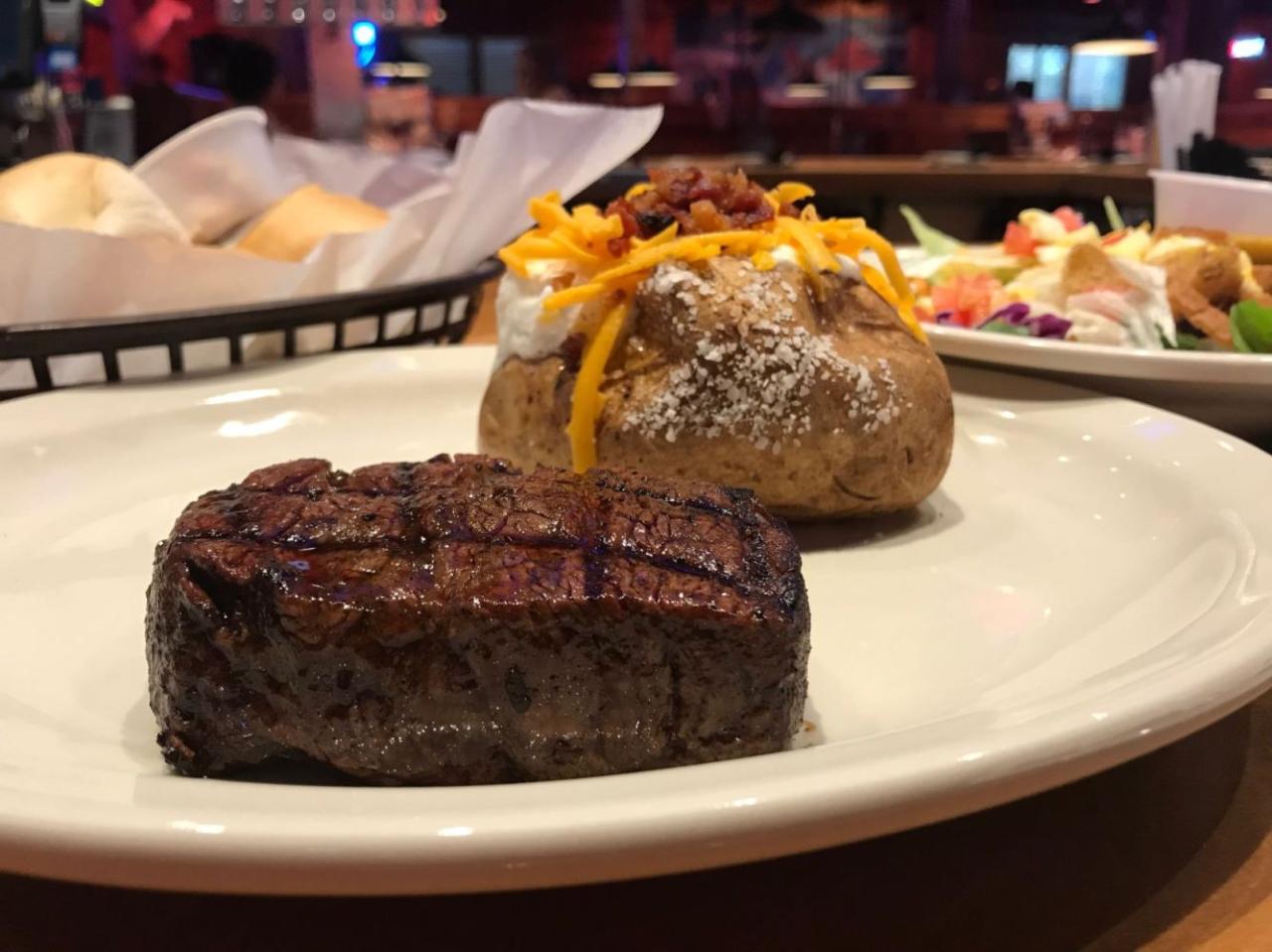 How big is andy's steak at texas roadhouse